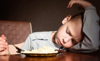 Voici quelques astuces efficaces pour faire manger les enfants difficiles