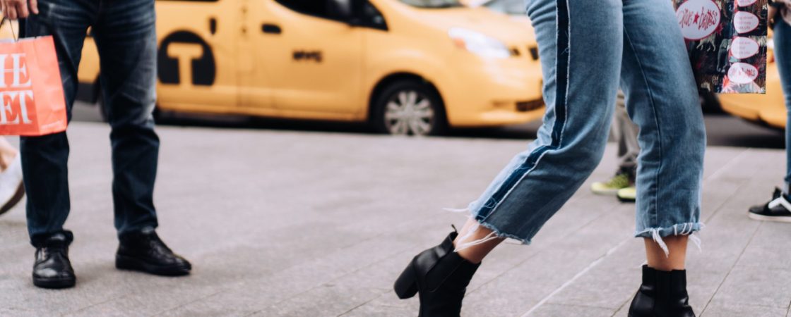 Porter des bottines avec un jean : un mariage tendance et chic