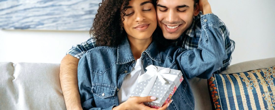 Découvrez ces 4 cadeaux inoubliables pour marquer d'une pierre précieuse votre première année ensemble