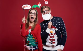 Voici des conseils pour porter le pull de Noël avec élégance