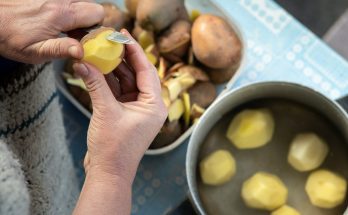 Eplucher les pommes de terre avant cuisson, une bonne idée ?