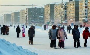 Un paysage urbain enneigé de Norilsk, l'une des villes les plus froides du monde, avec des gens emmitouflés dans des vêtements d'hiver.