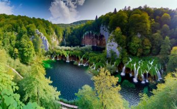 Une vue panoramique des magnifiques lacs de Plitvice en Croatie, avec des cascades et une nature luxuriante.