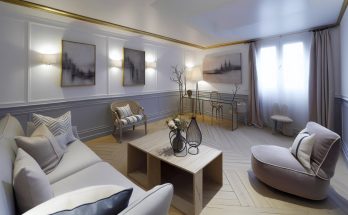 Un salon épuré avec des meubles aux lignes simples et des couleurs neutres.