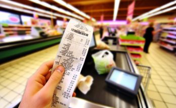 Un ticket de caisse posé sur une table.