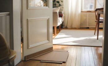 Porte qui frotte au sol : l'astuce miracle pour régler le problème sans travaux