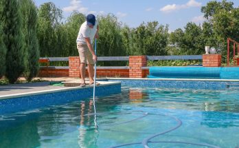 homme nettoie piscine