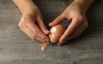 Fini la galère pour éplucher les œufs durs : voici une technique bluffante et ultra rapide