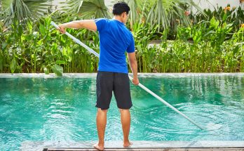 Nettoyer sa piscine trop peu ou trop souvent ? Découvrez enfin la fréquence parfaite révélée
