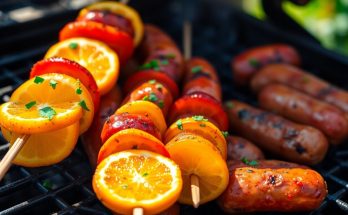 Brochettes de saucisses et d'agrumes : la recette barbecue qui révolutionne vos grillades