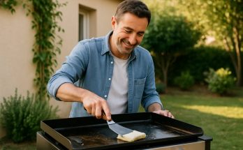 un homme nettoie sa plancha