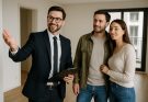 agent immobilier fait visiter un appartement